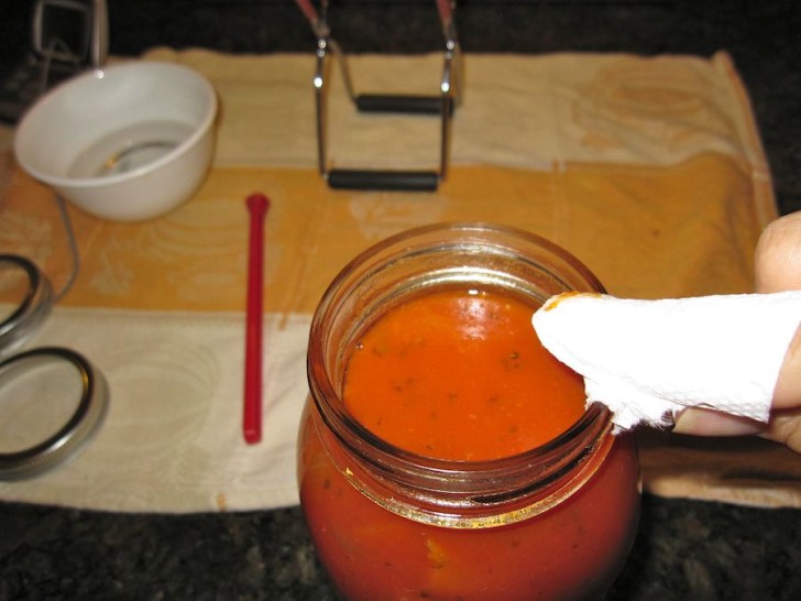 How To Guide To Canning Fresh Garden Organic Tomato Sauce Whole